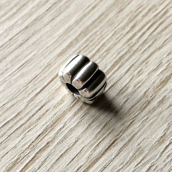 💕 Authentic PANDORA Ribbed Clip - Picture 2 of 7